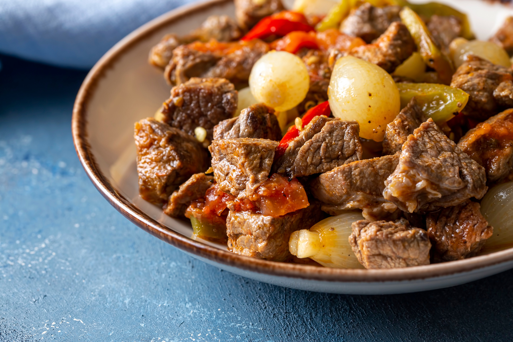 Comida tradicional turca con deliciosa carne; estofado de cebolla con carne (nombre turco; etli sogan yahnisi, et kavurma)